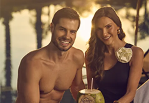 Casal em momento de lazer no Jardins de Jurema
