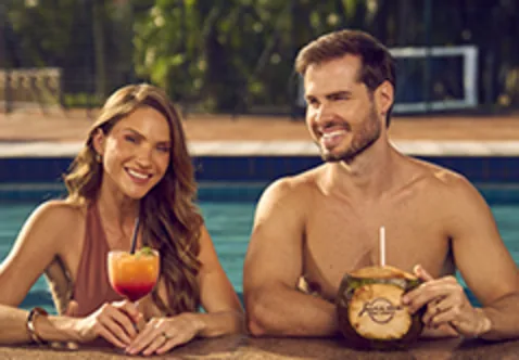 Casal aproveitando a piscina do Lagos de Jurema