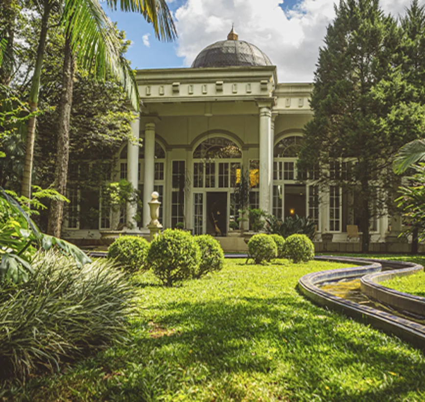 Jardins e arquitetura clássica do resort