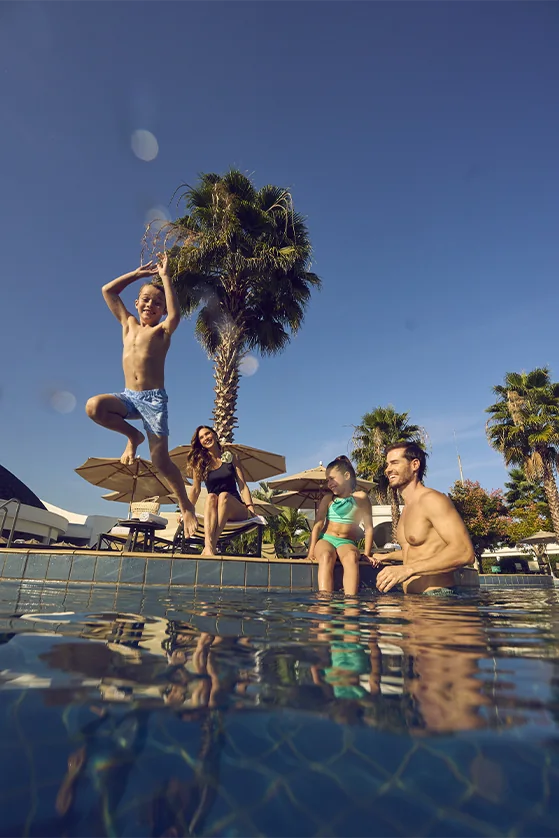 Família se divertindo na piscina do Jurema Águas Quentes