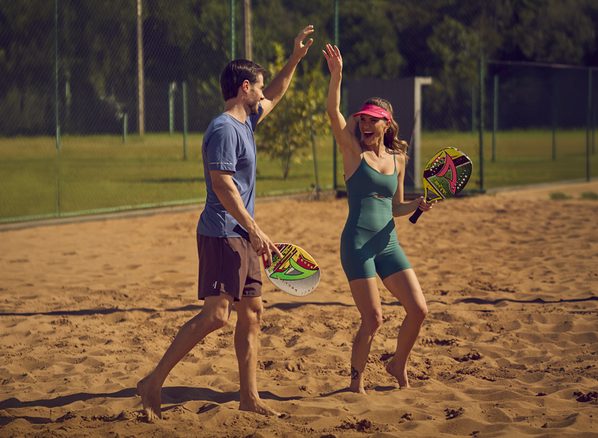 Casal jogando beach tennis