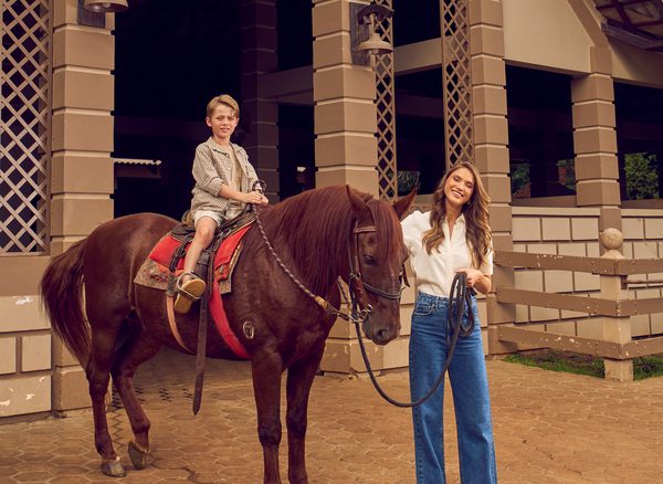 Criança em passeio a cavalo