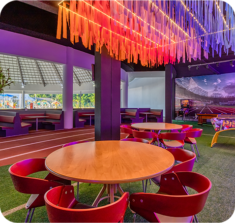 Espaço de lazer coberto com iluminação colorida
