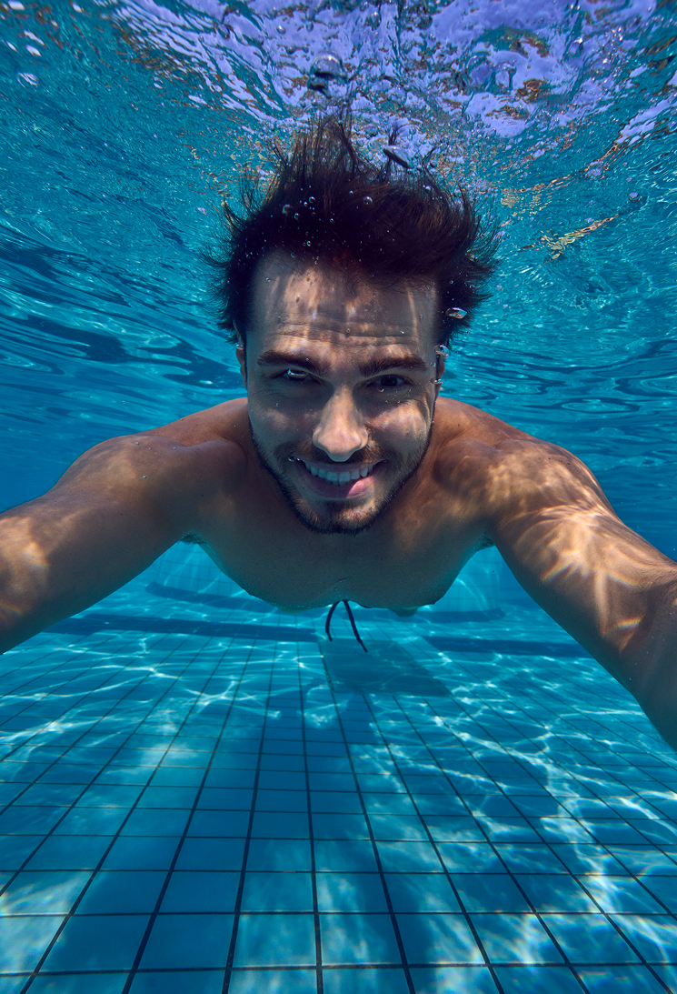 Pessoa nadando nas piscinas termais de Jurema