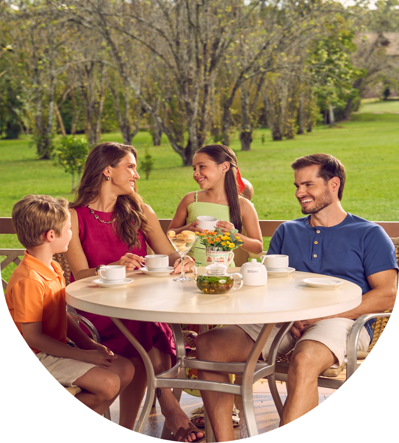 Família tomando chá no gramado de Jurema