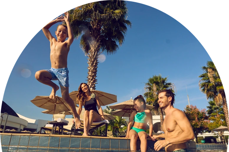 Família se divertindo na piscina