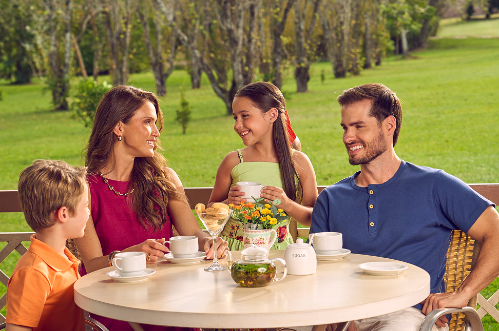 Família à mesa no gramado do Lagos de Jurema