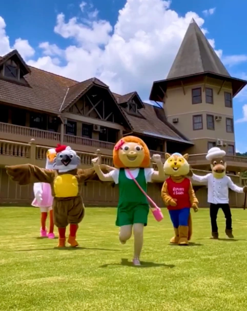 Turma da Jureminha no gramado do resort